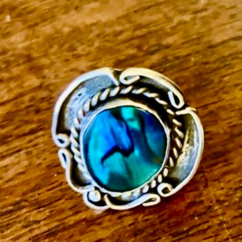 VIntage Luminescent statement ring Sz 8.5